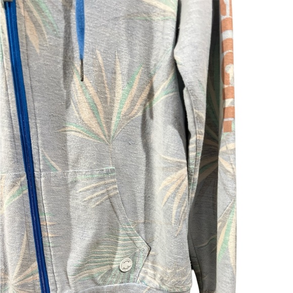 Bench sweater size Small, hooded and has a zipper, inverted design - Picture 3 of 5